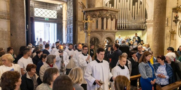 Slobodna Dalmacija – Splitsko-makarski nadbiskup Zdenko Križić služio misu zadušnicu za papu Franu, posvetio mu je divnu propovijed