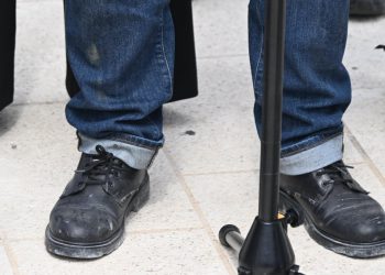 Slobodna Dalmacija – Želi postati gradonačelnik Splita, a u ovim cipelama je danas stigao na presicu: ‘Ja volim radit…’