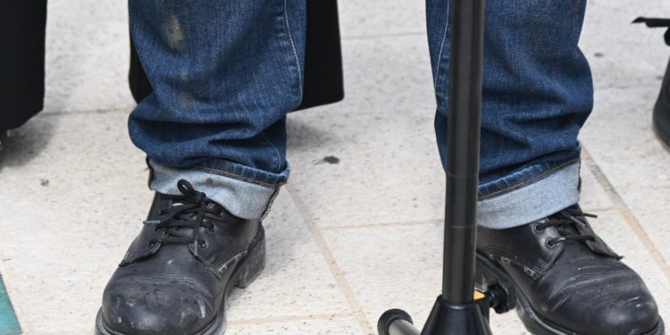 Slobodna Dalmacija – Želi postati gradonačelnik Splita, a u ovim cipelama je danas stigao na presicu: ‘Ja volim radit…’