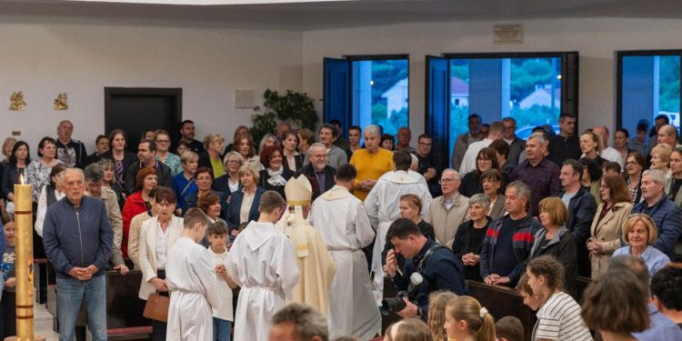 Slobodna Dalmacija – Župa sv. Marka s Neslanovca proslavila blagdan i 30. rođendan: Nadbiskup blagoslovio kip i pozvao na zajedništvo