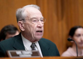 Slušajte bijesne birače pitajte senatora Grassleyja mogu li zanemariti sudske naredbe poput Trumpa