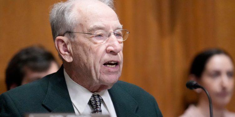 Slušajte bijesne birače pitajte senatora Grassleyja mogu li zanemariti sudske naredbe poput Trumpa