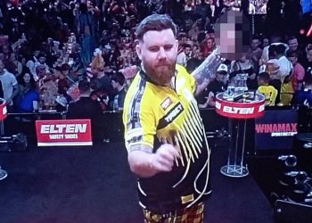 Šokantni trenutak zvijezda Darts drži srednji prst u gužvi u Njemačkoj nakon zlostavljanja navijača