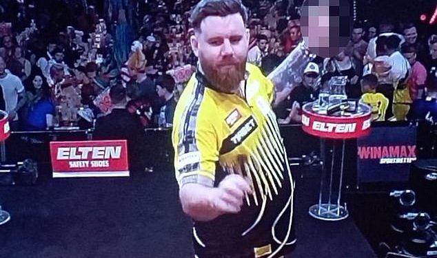 Šokantni trenutak zvijezda Darts drži srednji prst u gužvi u Njemačkoj nakon zlostavljanja navijača