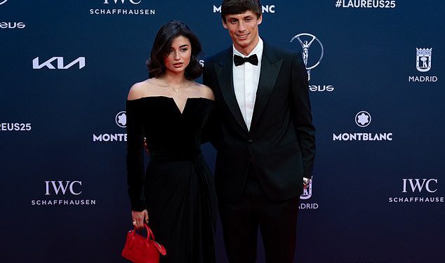 Španjolska Love Triangle nogometaš debitira na crvenom tepihu s zadivljujućom novom djevojkom dok pokušava krenuti iz drame