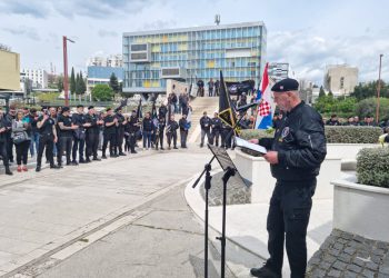 Splitom 3 je odjekivao zloglasni poklič, pjevala se Thompsonova pjesma: “Ne dajte glas sotonama. Gradonačelnik dovodi četnike da pjevaju, ne želi Thompsona”