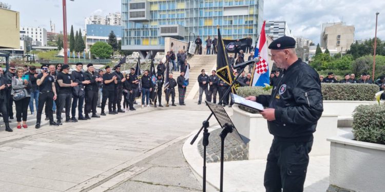 Splitom 3 je odjekivao zloglasni poklič, pjevala se Thompsonova pjesma: “Ne dajte glas sotonama. Gradonačelnik dovodi četnike da pjevaju, ne želi Thompsona”