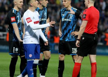 Sportske novosti – Hajduk zatražio od HNS-a audio snimke iz VAR sobe u Varaždinu! Evo na čemu temelje svoj zahtjev…
