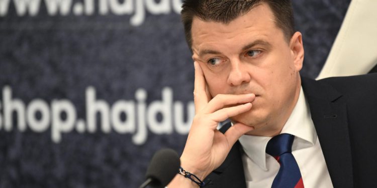 Sportske novosti – Nikoličius se oglasio nakon crnog niza Hajduka, navijači ga zasuli komentarima: ‘Šefe, vratit ćeš nam se…’