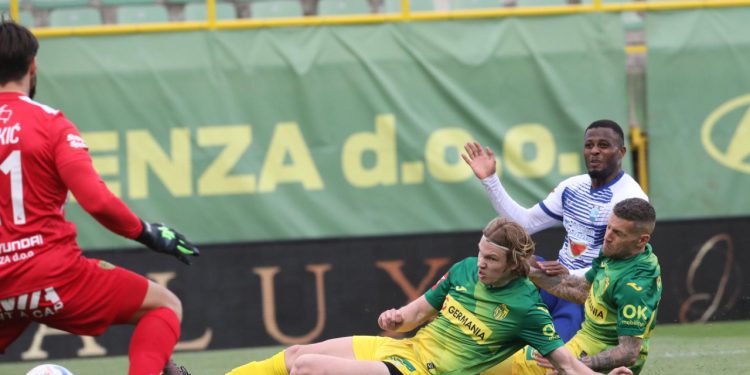 Sportske novosti – Osijek i dalje bez važne karike, a sada se zna i zašto je pojačanje završilo na tribini