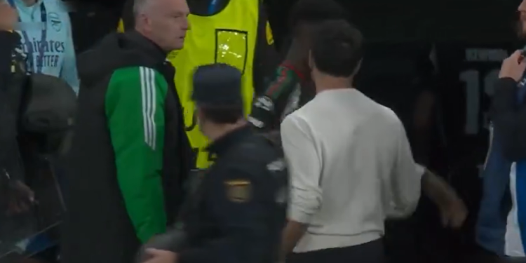 Sportske novosti – VIDEO Detalj s Bernabéua koji je svima promaknuo: Zvijezda Reala uhvatila Saku za vrat, odmah je nastala gužva