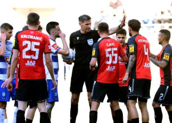 Sportske novosti – VIDEO Nevjerojatno što radi sudac u Osijeku! Tribine bijesne, komentator u čudu: ‘Jednom u životu ovako nešto’
