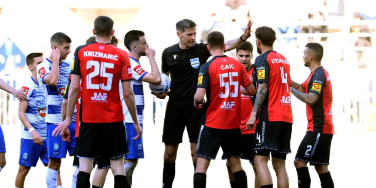 Sportske novosti – VIDEO Nevjerojatno što radi sudac u Osijeku! Tribine bijesne, komentator u čudu: ‘Jednom u životu ovako nešto’