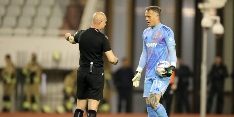 Sportske novosti – VIDEO Pa što radi Lučić?! Pogledajte kako je Hajdukov golman dobio crveni karton