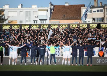 Sportske novosti – VIDEO: Promašaj Lokomotive bacio navijače Hajduka u očaj, napadač se u nevjerici primio za glavu