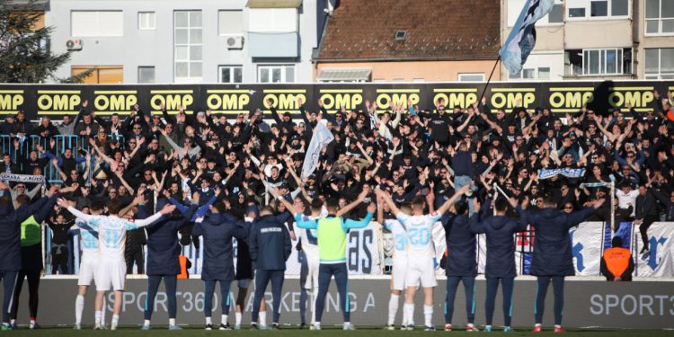 Sportske novosti – VIDEO: Promašaj Lokomotive bacio navijače Hajduka u očaj, napadač se u nevjerici primio za glavu