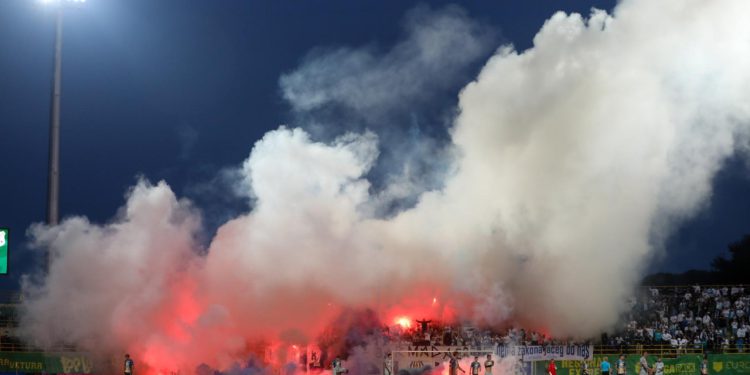 Sportske novosti – VIDEO Zastrašujuć trenutak na Aldo Drosini: Armada prekinula utakmicu, pa umalo bakljom pogodila vlastitog igrača