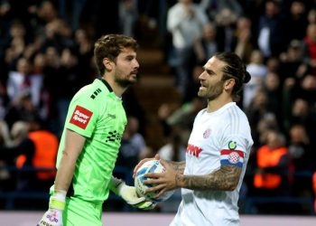 Sportske novosti – Varaždinci su takvi strijelci da ih se hajdukovci ne bi bojali niti da su imali puške. Bijeli bez ‘remontade’