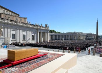 Sprovod pape Franje okupio stotine tisuća ljudi i svjetske čelnike