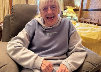 Srčani suprug Julie Goodyear Scott Brand briše sliku svoje supruge usred njezine bitke za demenciju nakon povratnog udara za dijeljenje fotografije