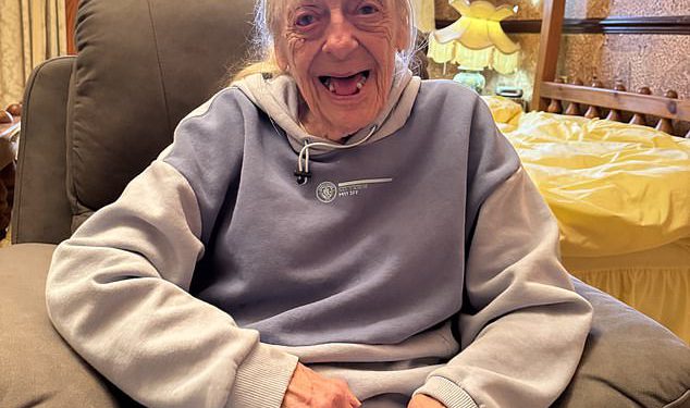 Srčani suprug Julie Goodyear Scott Brand briše sliku svoje supruge usred njezine bitke za demenciju nakon povratnog udara za dijeljenje fotografije