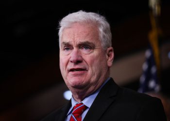 Stariji republikanski lepršavi na pitanje o Trumpovu planu da deportiraju američke građane u strane zatvore