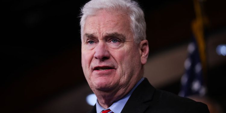 Stariji republikanski lepršavi na pitanje o Trumpovu planu da deportiraju američke građane u strane zatvore