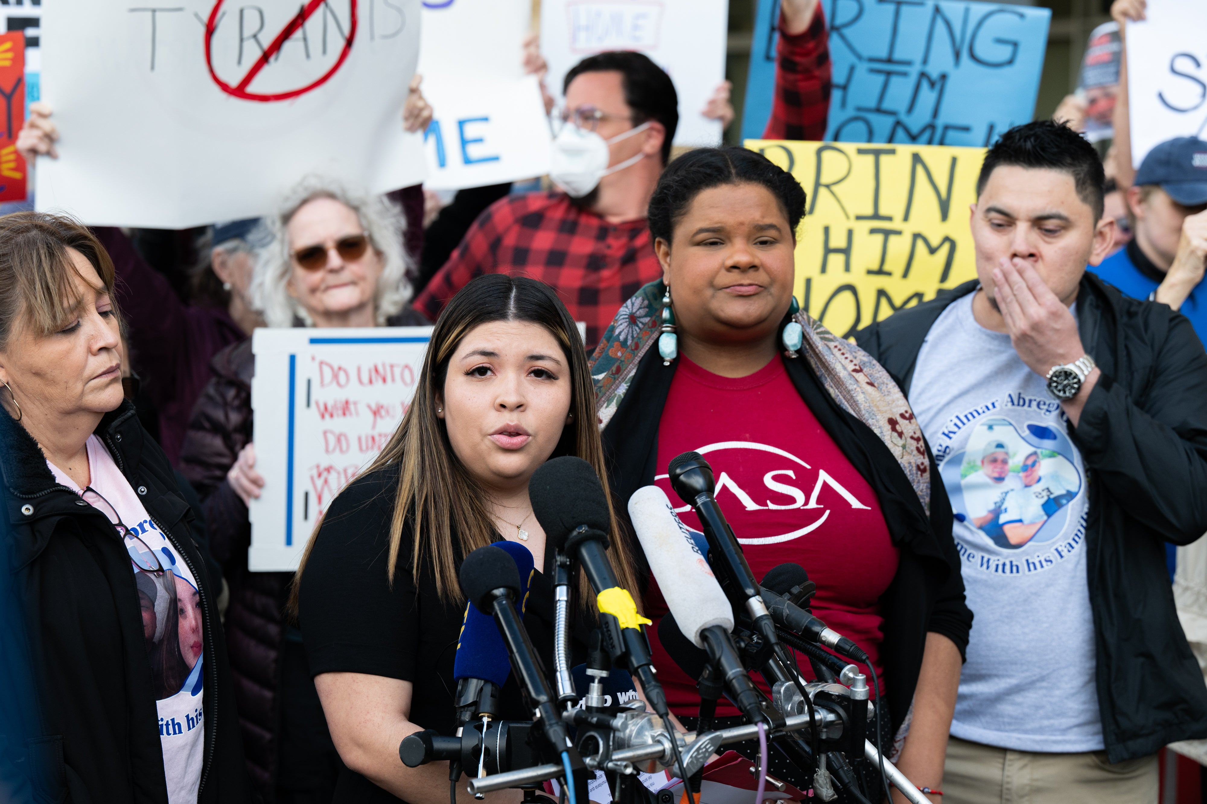 Supruga Kilmar Abrego Garcia Jennifer Vasquez Sura razgovara s novinarima i prosvjednicima izvan saslušanja saveznog suda 15. travnja zbog potencijalnog povratka njenog supruga u Sjedinjene Države