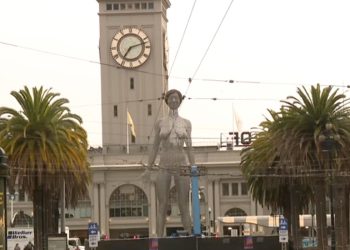Statut visokih golih žena visok 45 stopa podignut u parku San Francisco za ‘jedinstvenu show lično svjetlo’