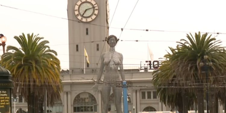 Statut visokih golih žena visok 45 stopa podignut u parku San Francisco za ‘jedinstvenu show lično svjetlo’