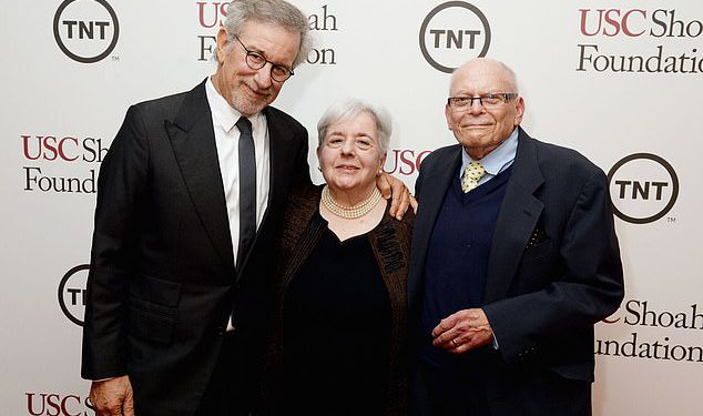 Steven Spielberg odaje počast ‘talentiranom’ i ‘jednom od vrste’ ET i suradnika Jurassic Park -a nakon njegove smrti u dobi od 96 godina