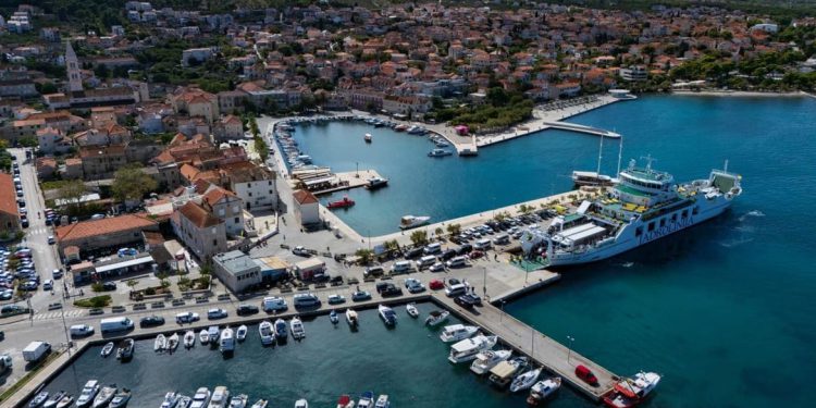 Stiže brzobrodska linija Supetar – Split – Supetar?