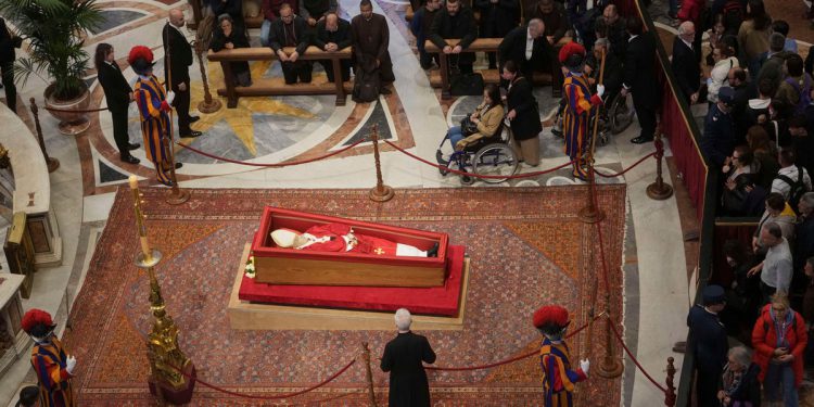 Što očekivati ​​na pogrebu pape Franje od vatikanskih rituala do sigurnosti obloženih željezom i svjetskih čelnika koji sudjeluju