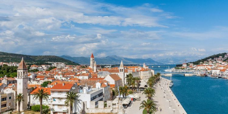 Sunčano uz moguće pljuskove u zaleđu Jadrana tijekom poslijepodneva