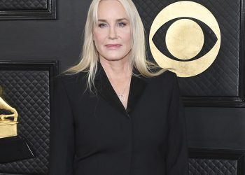 Supruga glazbene ikone Neil Young iznosi zapanjujuću tvrdnju o Trumpu dok se suprug borio za državljanstvo