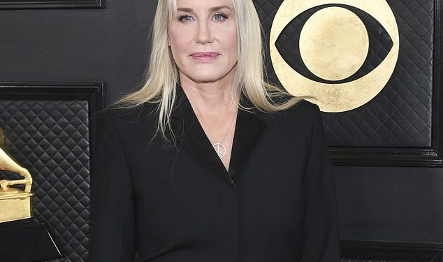 Supruga glazbene ikone Neil Young iznosi zapanjujuću tvrdnju o Trumpu dok se suprug borio za državljanstvo