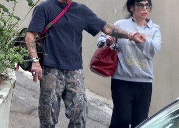 Supruga “pokušaj ubojice” Weezera Bassista izgleda krhko dok se naslanja na rocker danima nakon što su ga policajci upucali