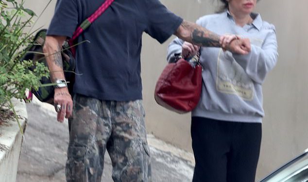 Supruga “pokušaj ubojice” Weezera Bassista izgleda krhko dok se naslanja na rocker danima nakon što su ga policajci upucali