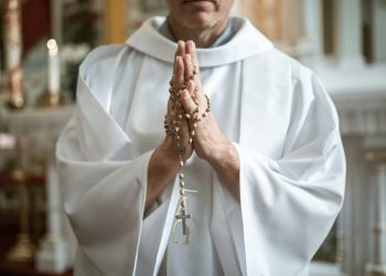 Svećenik izazvao skandal na sprovodu djevojčice: Njegove riječi šokirale svijet