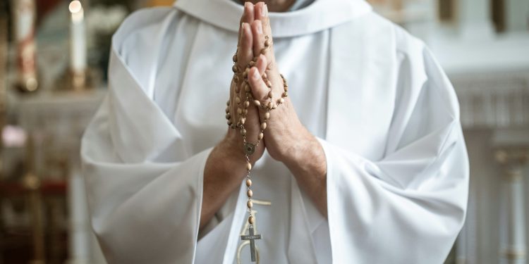 Svećenik izazvao skandal na sprovodu djevojčice: Njegove riječi šokirale svijet