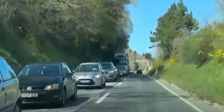 TEŠKI KRKLJANAC NA STAROJ KLIŠKOJ CESTI: “Kolona skoro od Dugopolja preko Klisa. Totalni kolaps”