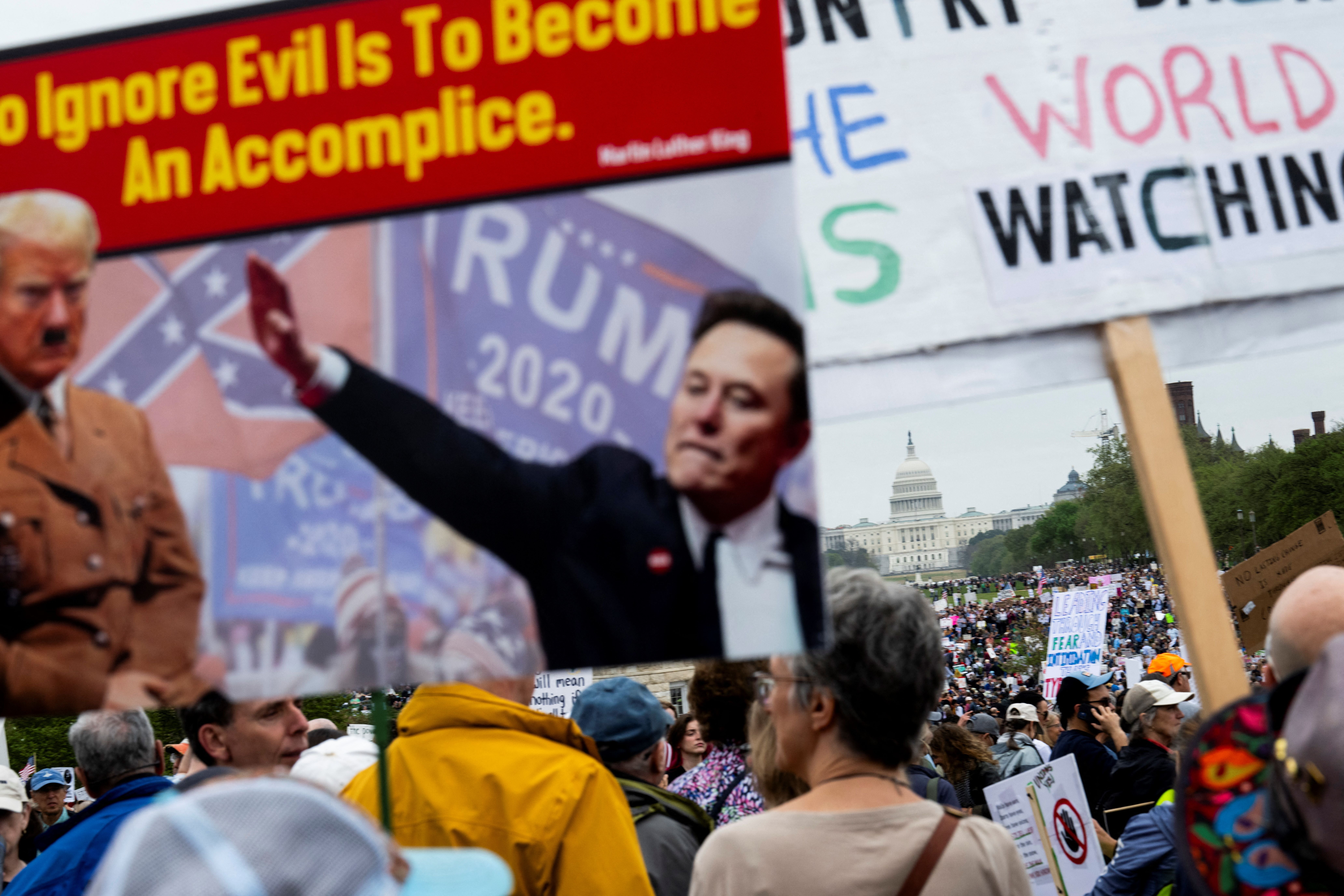 Prosvjednici u Nacionalnom centru u Washingtonu DC drže transparente koji prikazuju Trumpa i Muska kao naciste tijekom subotnjeg demonstracija u cijeloj zemlji protiv administracije