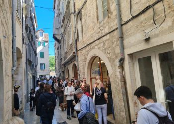 TRADICIJA JE TRADICIJA Ovo je prizor ispred poznate splitske pekare