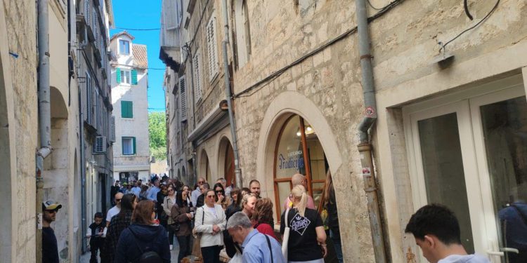 TRADICIJA JE TRADICIJA Ovo je prizor ispred poznate splitske pekare