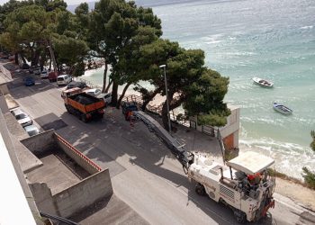 Teška mehanizacija na putu do Omiša – ili se strpite ili idite okolo