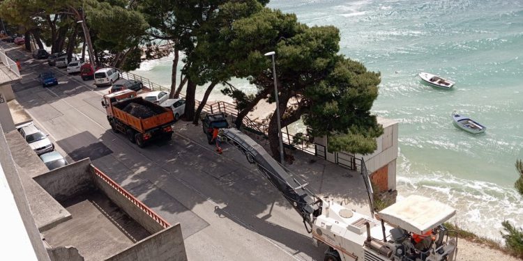 Teška mehanizacija na putu do Omiša – ili se strpite ili idite okolo