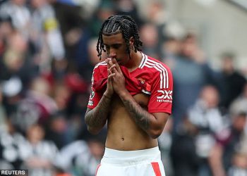 Thierryja Henryja napadaju navijači Man Uniteda zbog svoje ‘neugodne’ eksplozije na Young Player – dok Jamie Carragher ‘briše’ podrugljive tweet