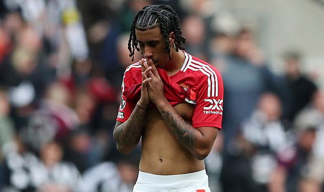 Thierryja Henryja napadaju navijači Man Uniteda zbog svoje ‘neugodne’ eksplozije na Young Player – dok Jamie Carragher ‘briše’ podrugljive tweet
