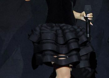 Thin Ariana Grande pridružuje se Cynthiji Erivo na pozornici kako bi podijelila prvi izgled Wicked 2 usred brige za njezino zdravlje