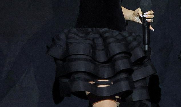 Thin Ariana Grande pridružuje se Cynthiji Erivo na pozornici kako bi podijelila prvi izgled Wicked 2 usred brige za njezino zdravlje